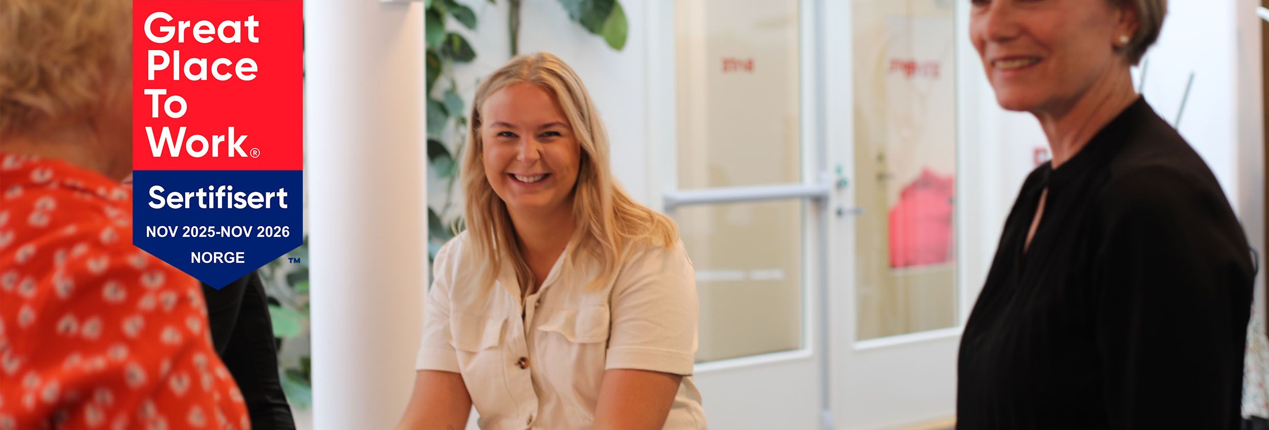 Bate-ansatte som ler på kontoret