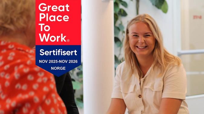 Bate-ansatte som ler på kontoret