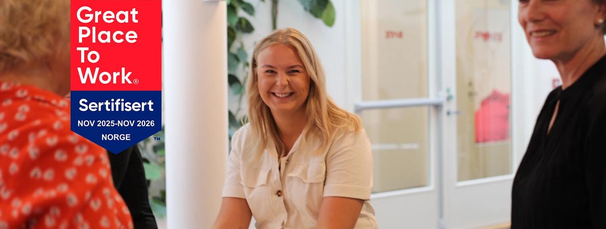 Bate-ansatte som ler på kontoret