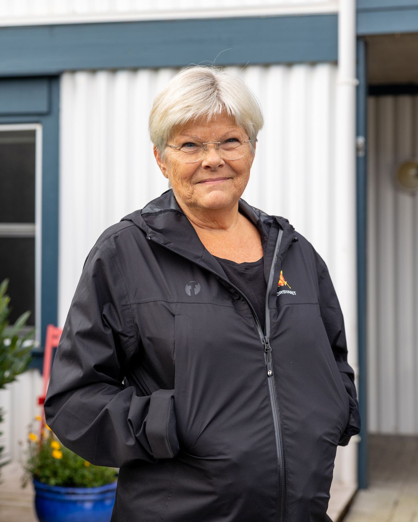 dame som smiler utenfor en bygning