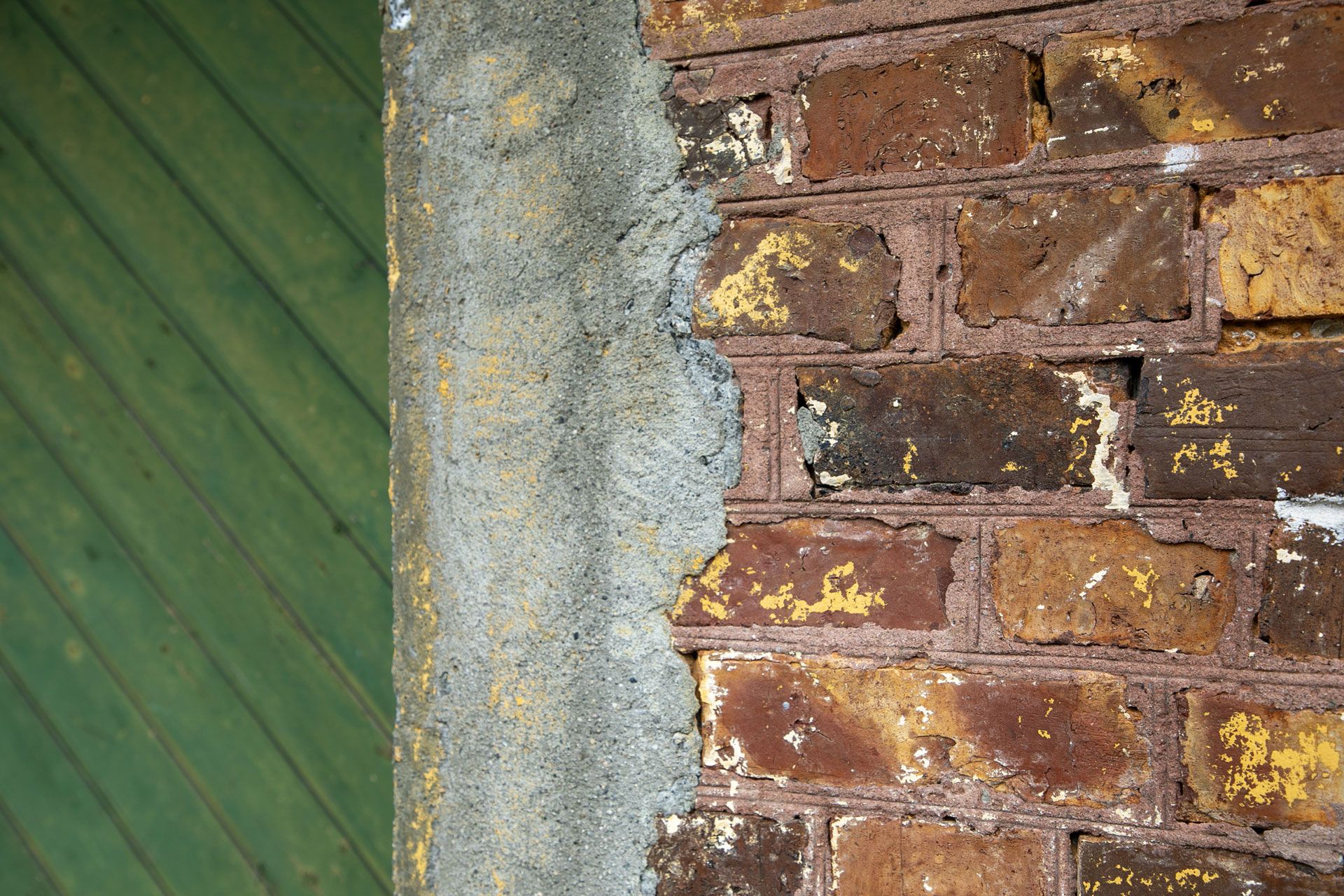 Detaljbilde av murvegg og dør på Køhlerlåven