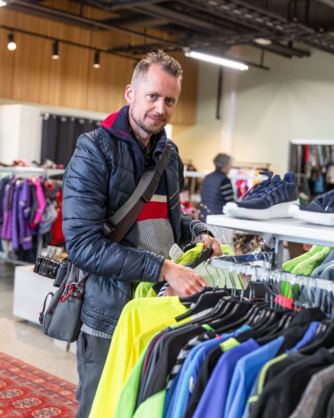 Tore Edland kikker på klær i Fretex-butikken i Hillevåg