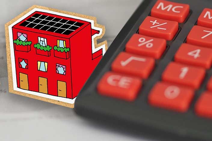 Illustrasjon av boligblokk ved kalkulator