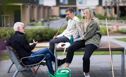 Naboer møtes i et borettslag