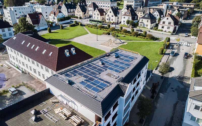 solcellepanel på bygning