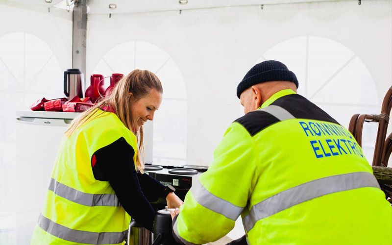 to personer koker kaffe