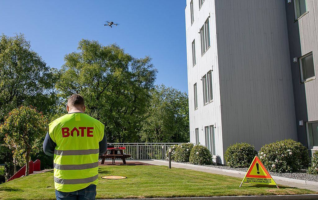 Vedlikeholdsrådgiver Anders Ree fra Bate manøvrer dronen.