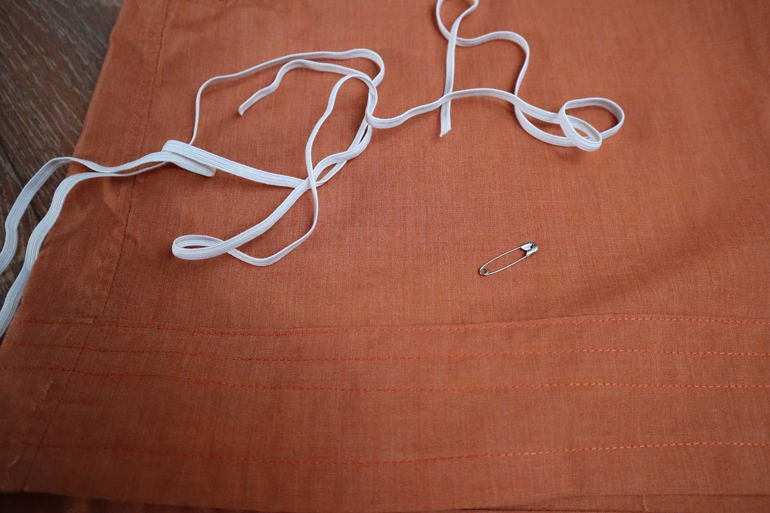 hvit strikk på oransje skjorte