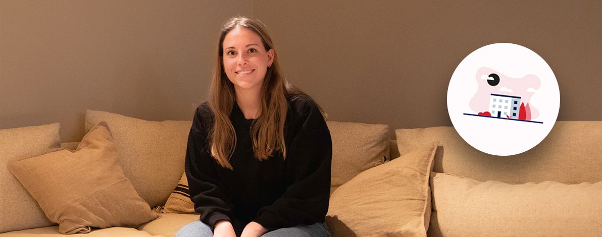 Maren Aarthun sitter i sofa