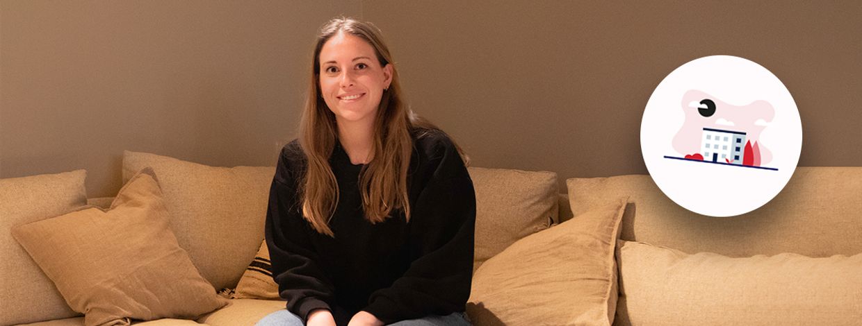 Maren Aarthun sitter i sofa