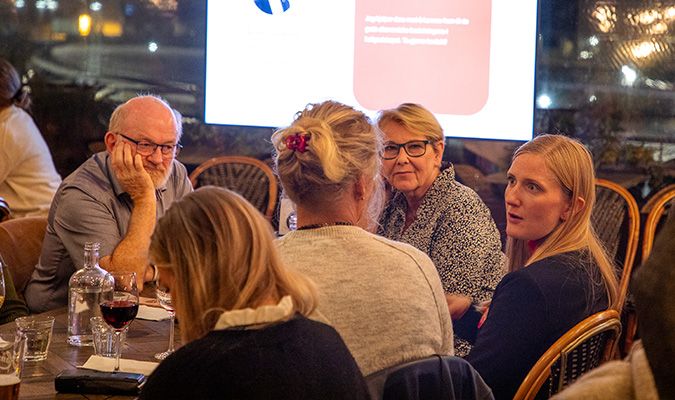 Styremedlemmer med Malen stølen på kundearrangement på Olivia.