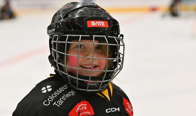 voksne og barn som prater og leker ute