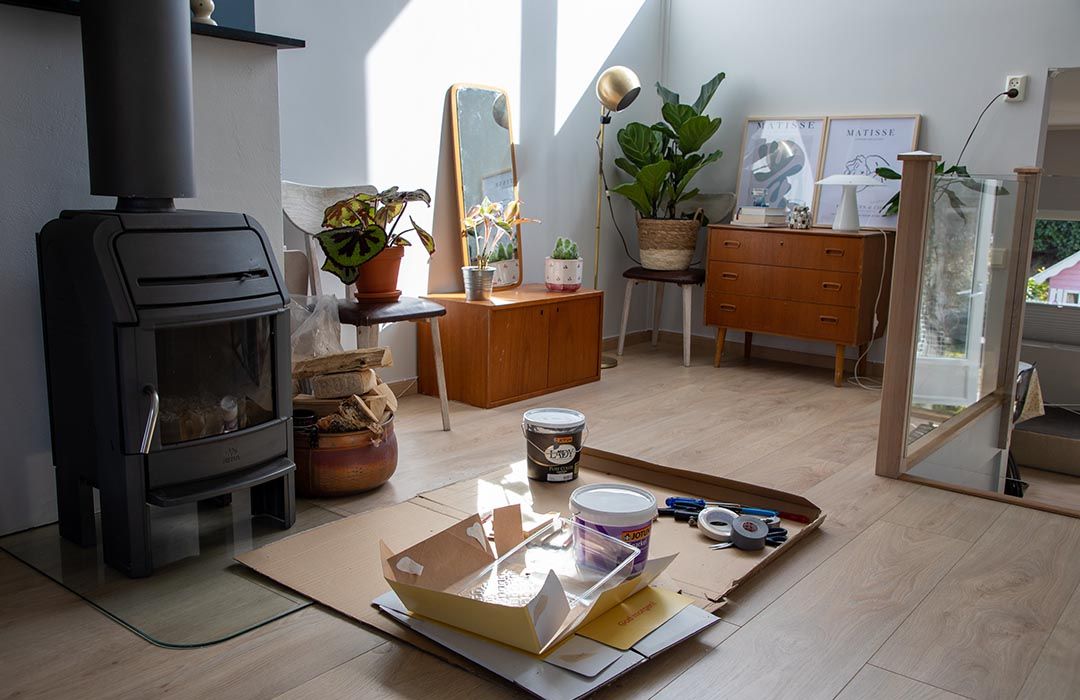 stue med peis og malingspann