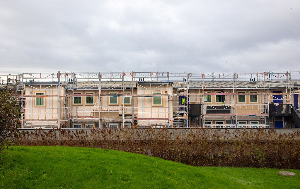 Stilas utenfor et bygg i borettslag