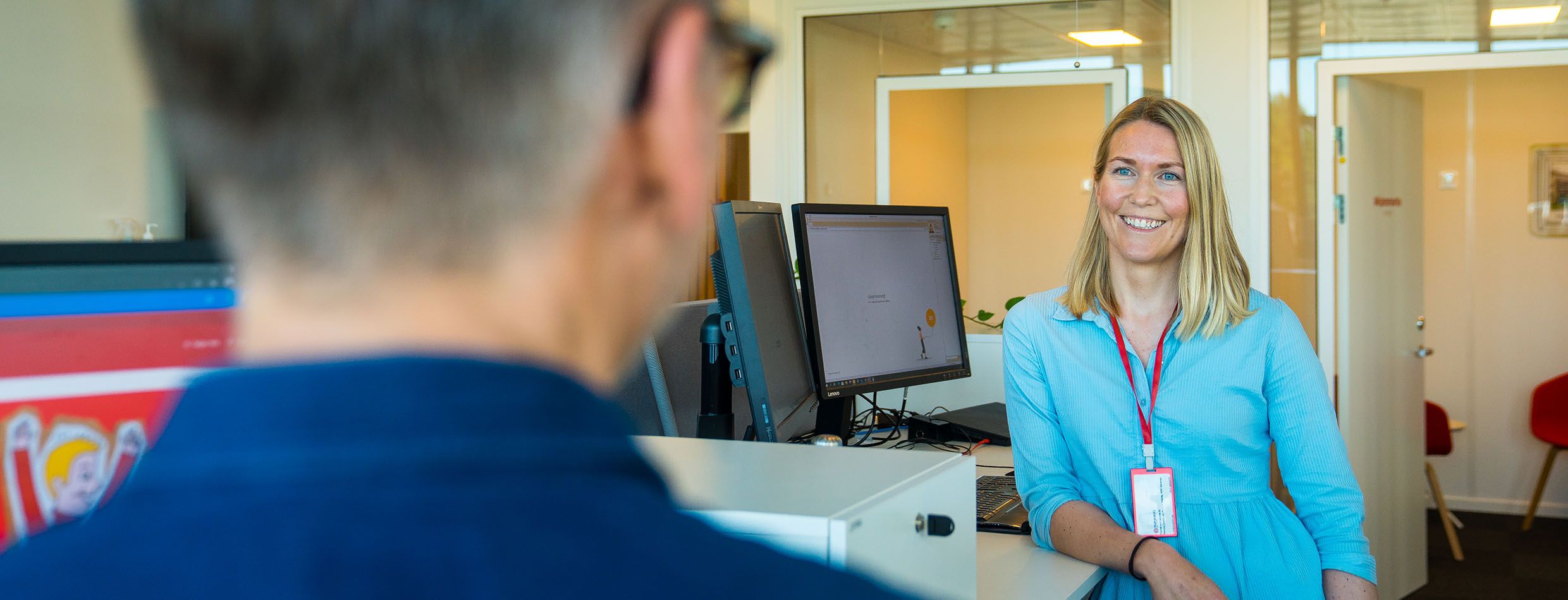 Styremedlem i samtale med Bate-rådgiver