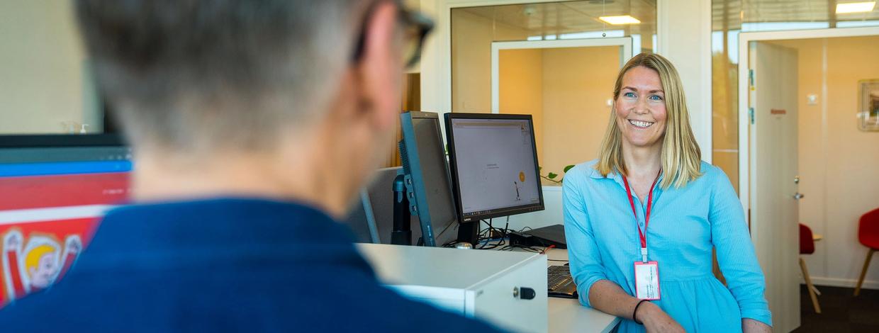 Styremedlem i samtale med Bate-rådgiver