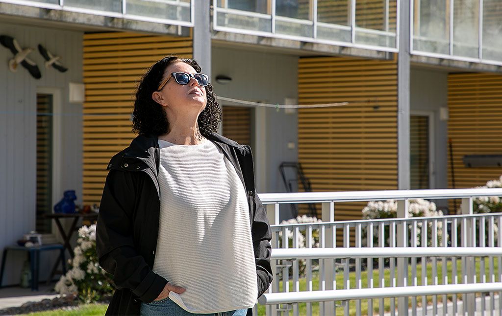 Styreleder Mikelsen følger med på den lille dronen som sirkler over takene på borettslaget.