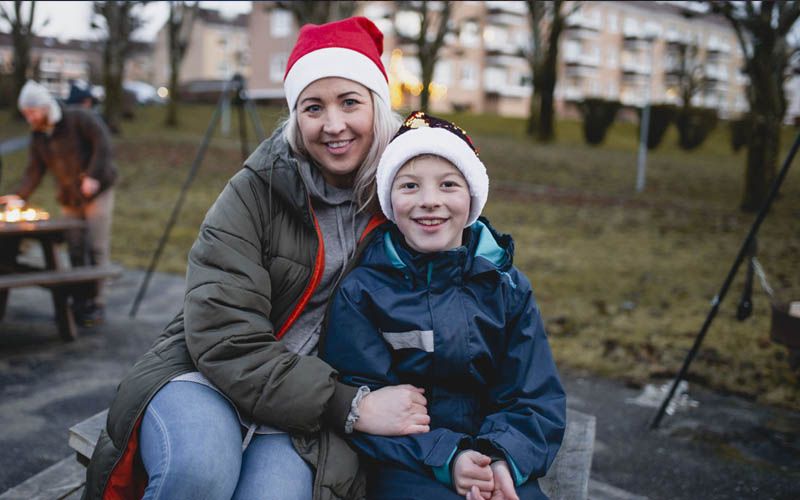 dame og gutt med nisselue