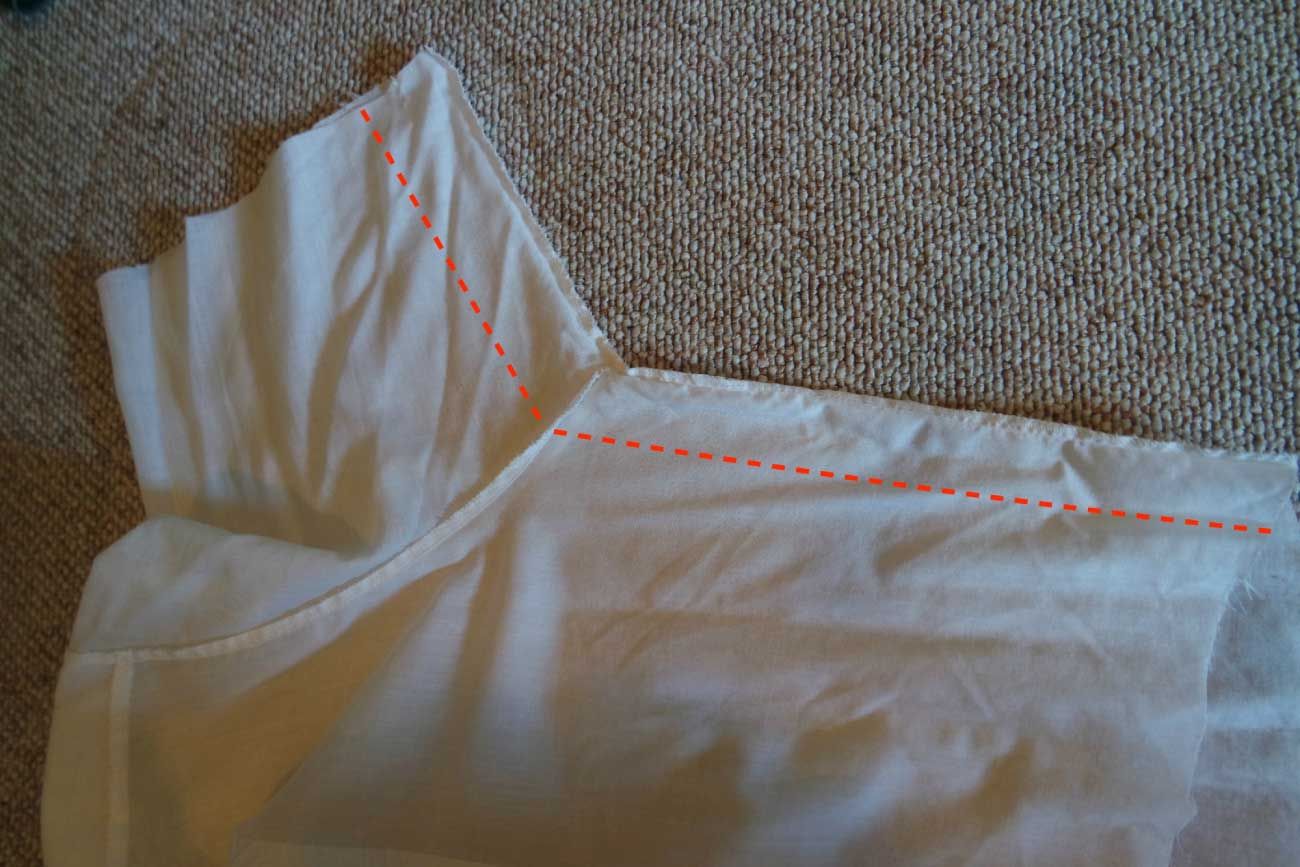 rød linje på hvit herreskjorte