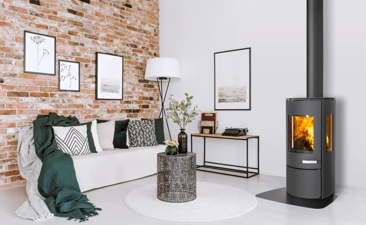 moderne stue med murvegg og peis og sofa