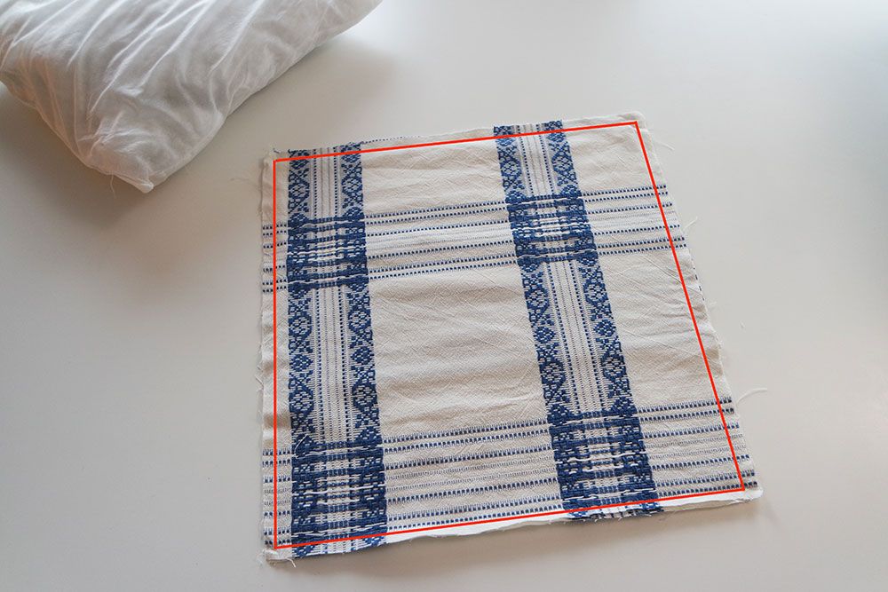 Stoff med rød strek