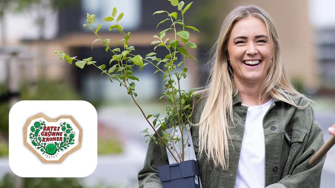 Kvinne holder grønn plante i en potte