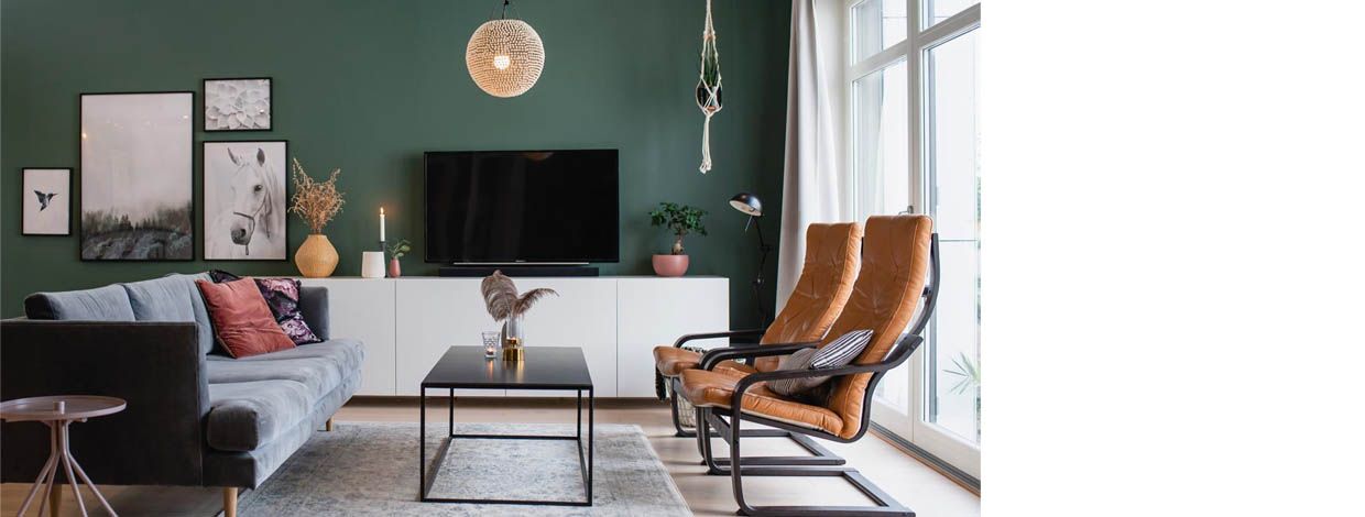 innredet stue med grønn vegg