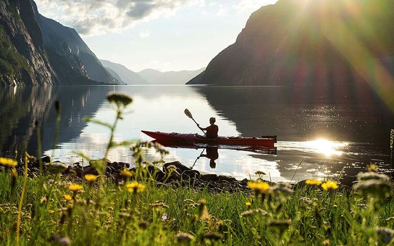 kajakkpadler på fjorden