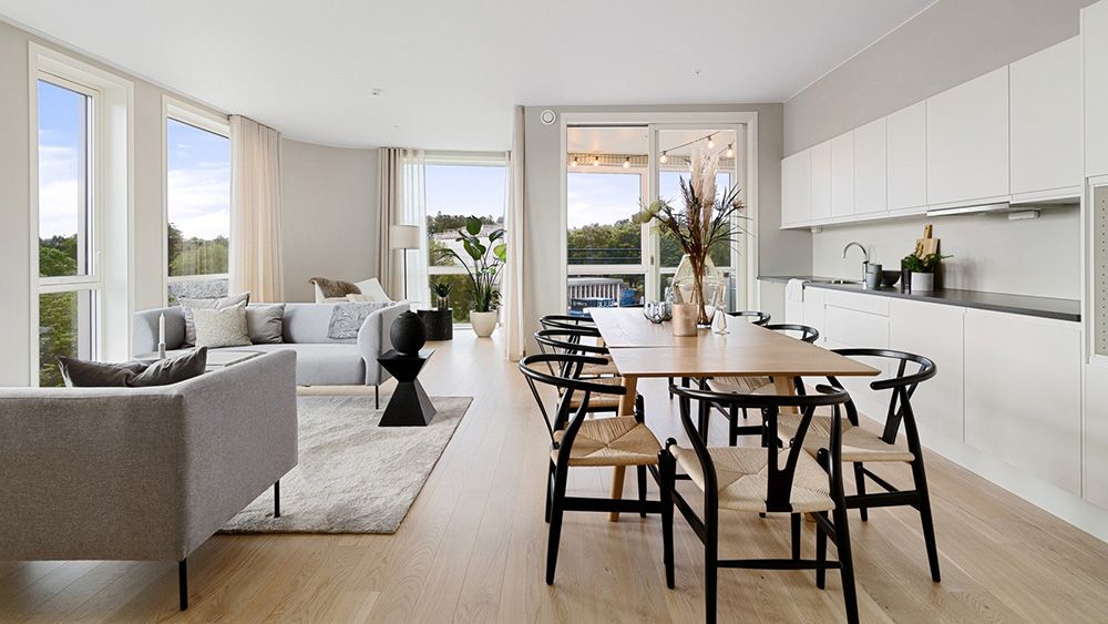 stue med trebord og hvite sofaer