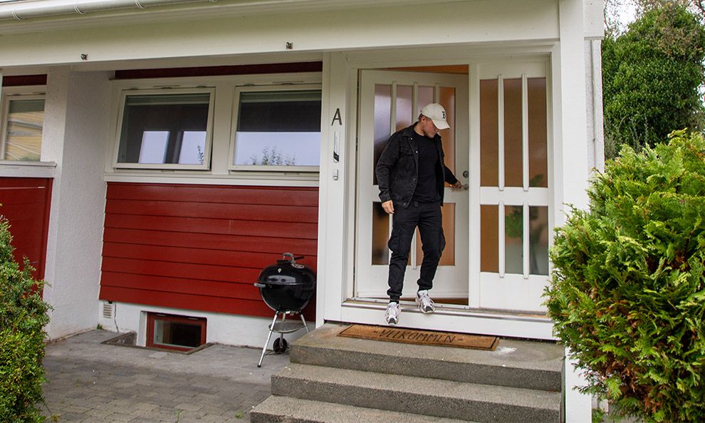 andreas ree utenfor rekkehuset sitt på tjensvoll