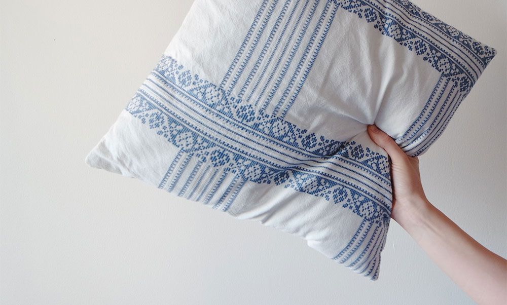 hånd holder pute med hjemmesydd trekk