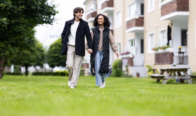 ungt par hånd i hånd på tur