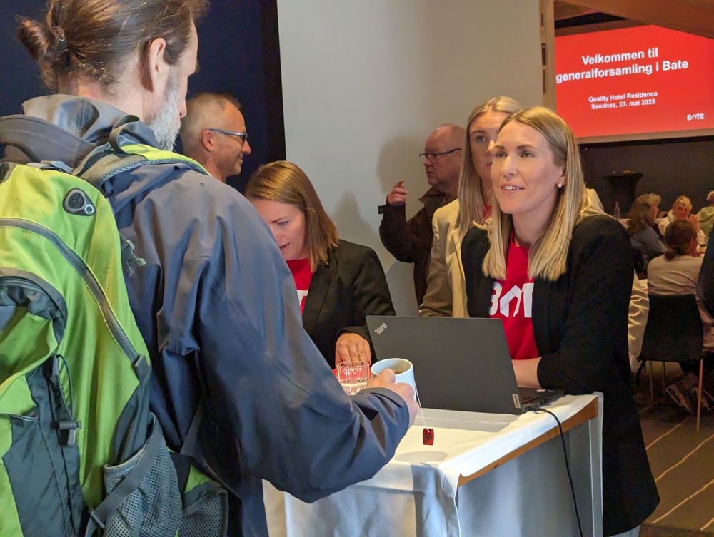 Delegatene registrerer seg og får utdelt stemmekort før møtet starter. Bildet er fra generalforsamlingen på Quality Hotel Residence i fjor.