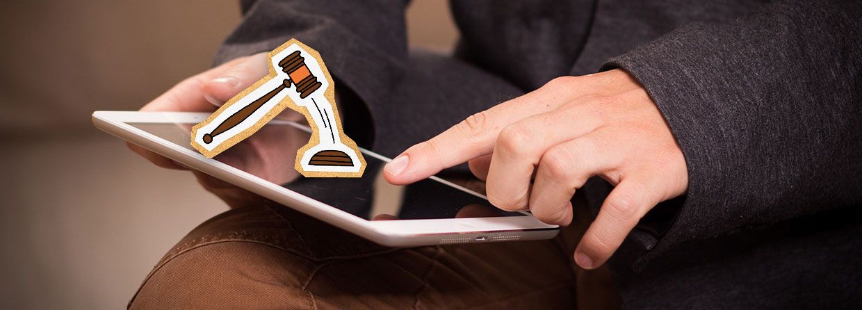 Illustrasjon av hammer på nettbrett