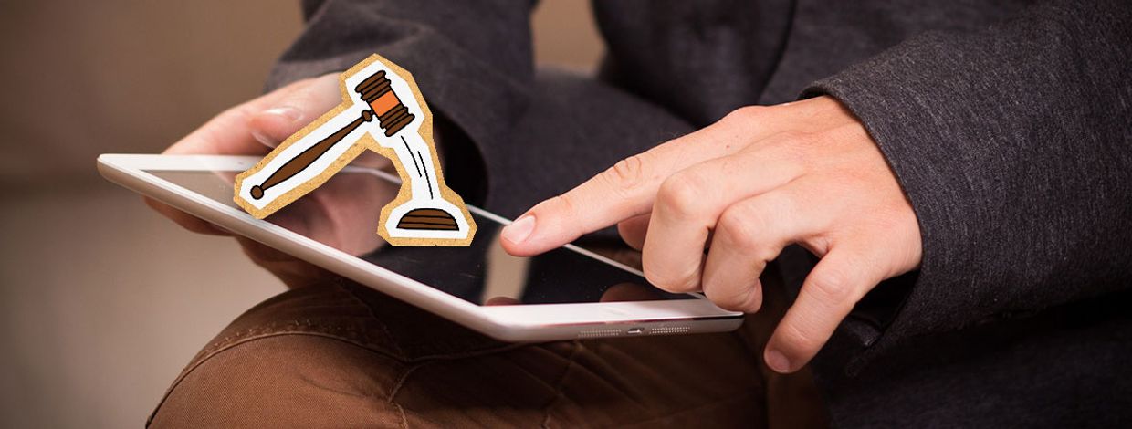 Illustrasjon av hammer på nettbrett