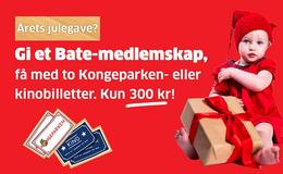 jentebaby med røde klær og julegave og bilde av pappbilletter