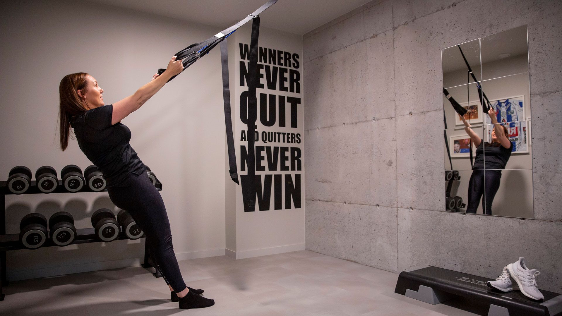 Bilde av dame som trener i kjelleren