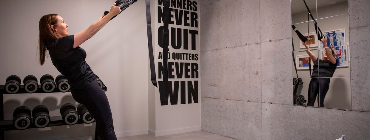 Bilde av dame som trener i kjelleren