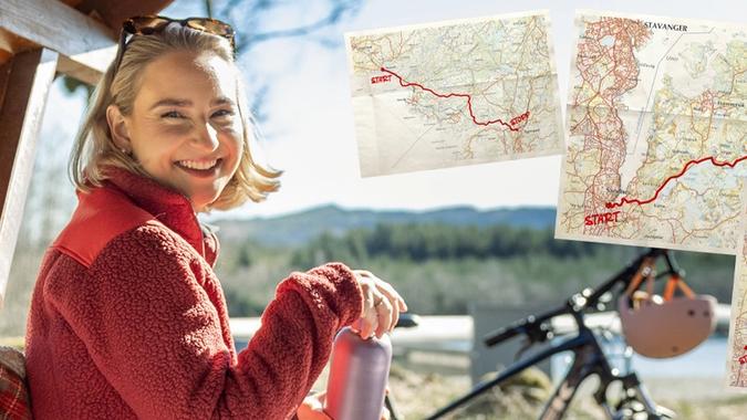 dame smiler på sykkeltur, kart i bakgrunnen