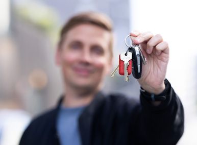 glad mann med nøkkel i hånden