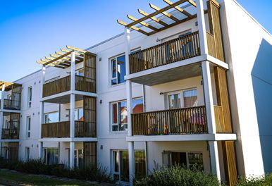 hvit lavblokk med balkonger