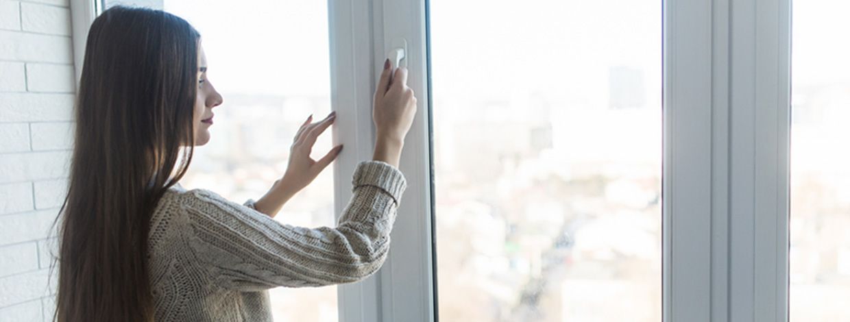 Ung dame åpner vindu i borettslag
