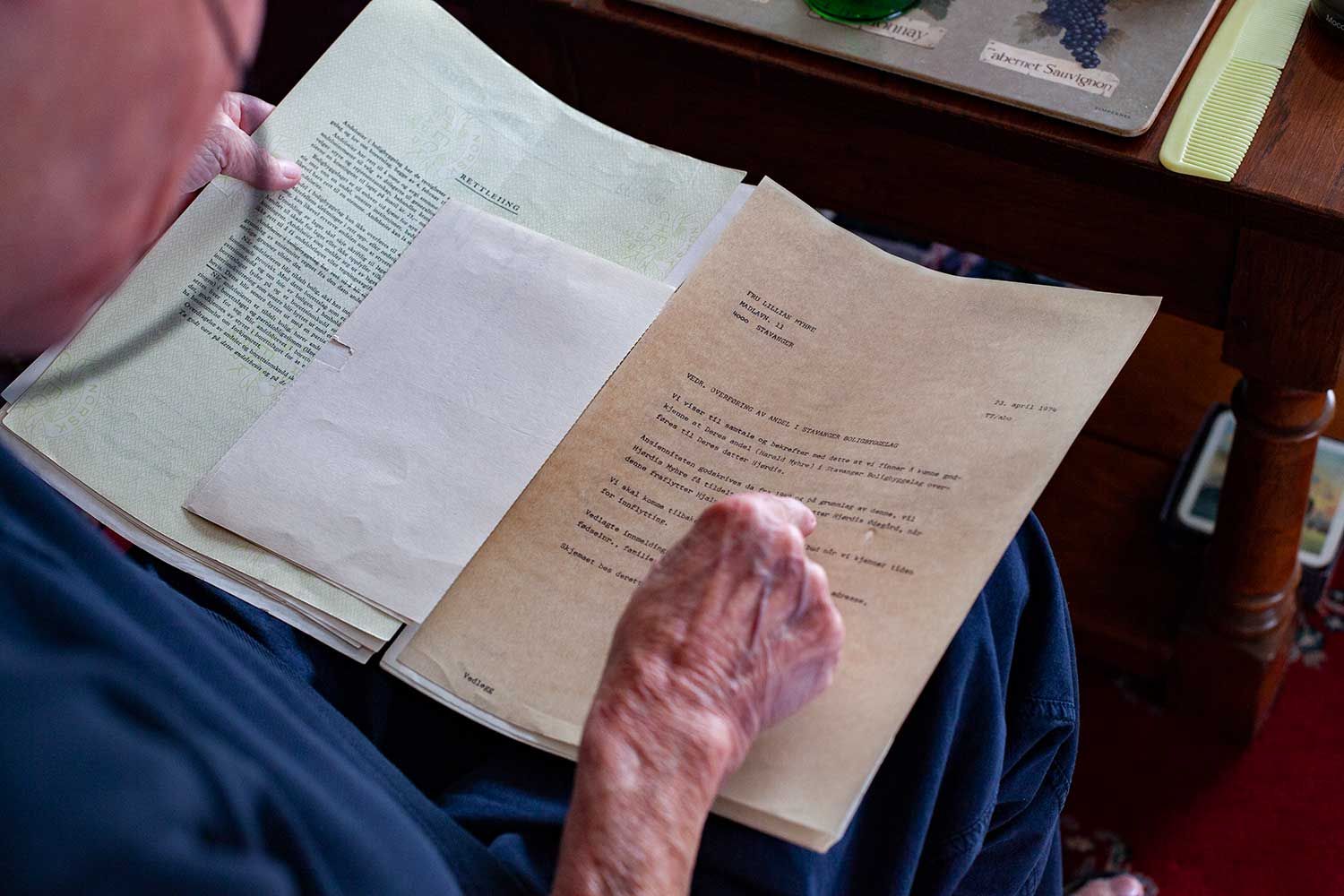 gammel dame ser i dokument