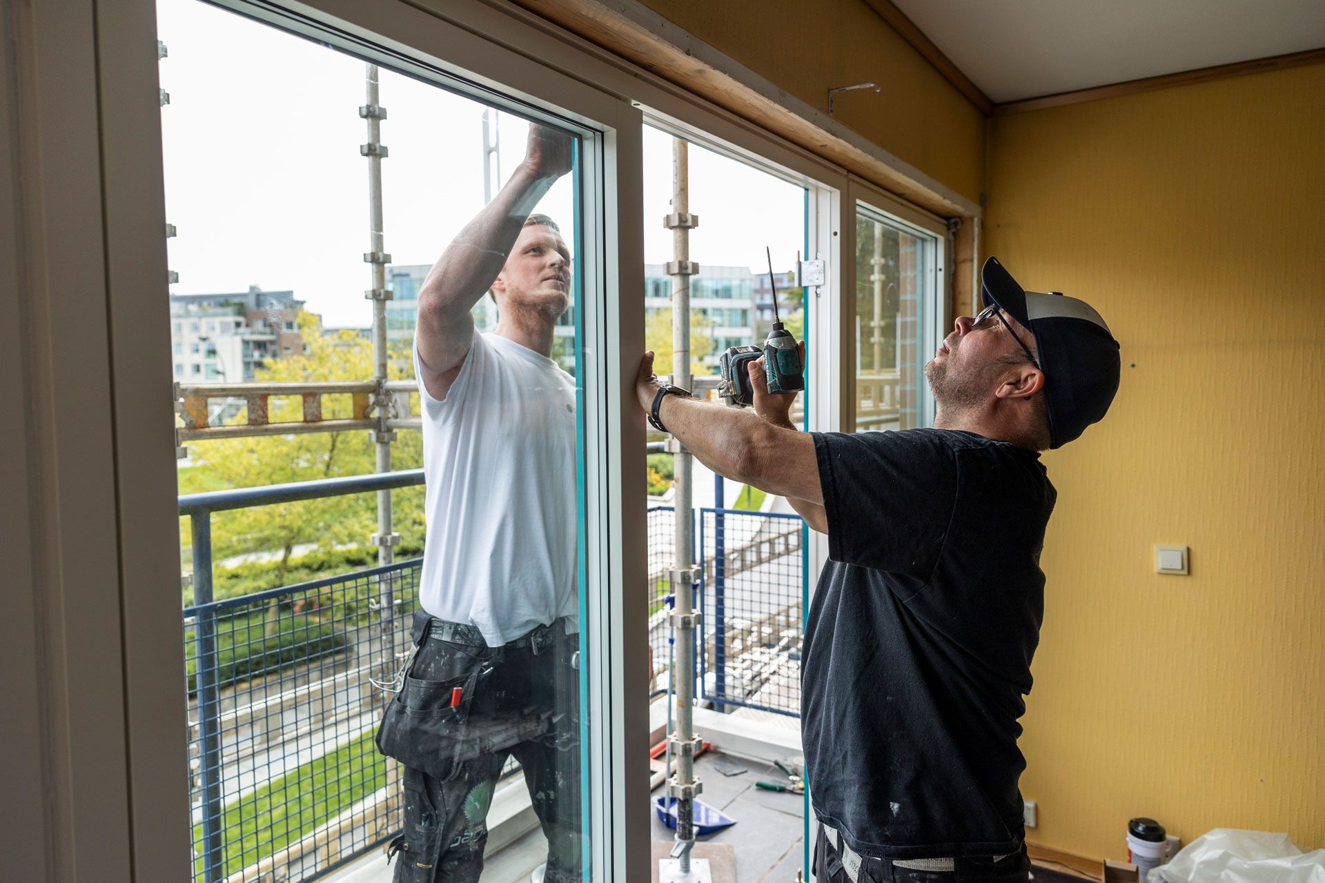 Thomas Søyland og John Sandanger fra Byggmester Sagen setter inn nye vinduer. 