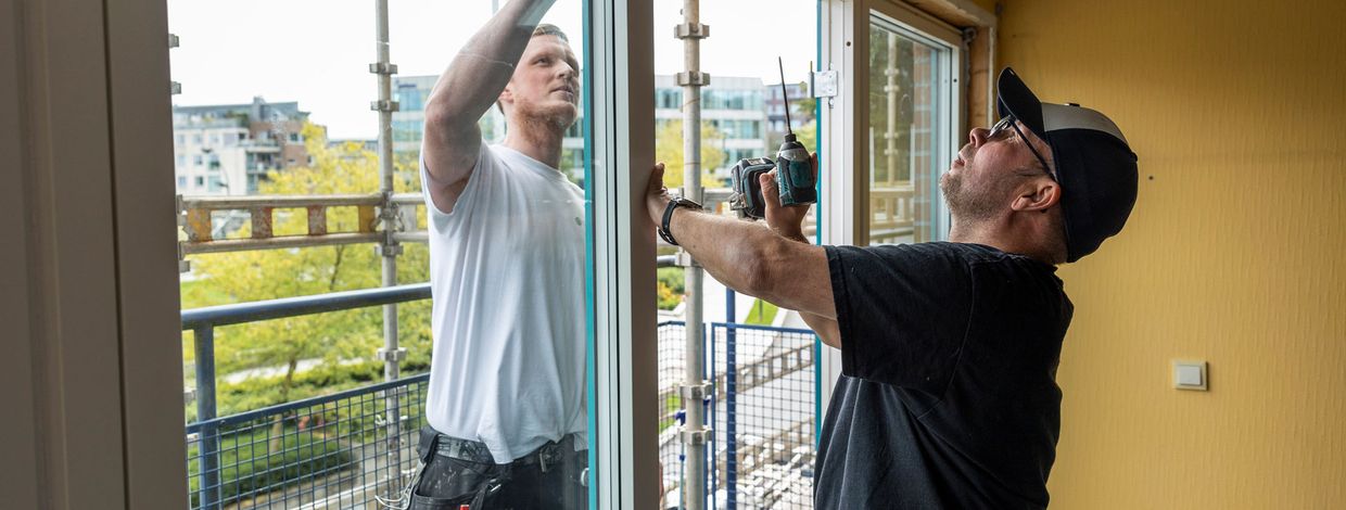 Thomas Søyland og John Sandanger fra Byggmester Sagen setter inn nye vinduer.