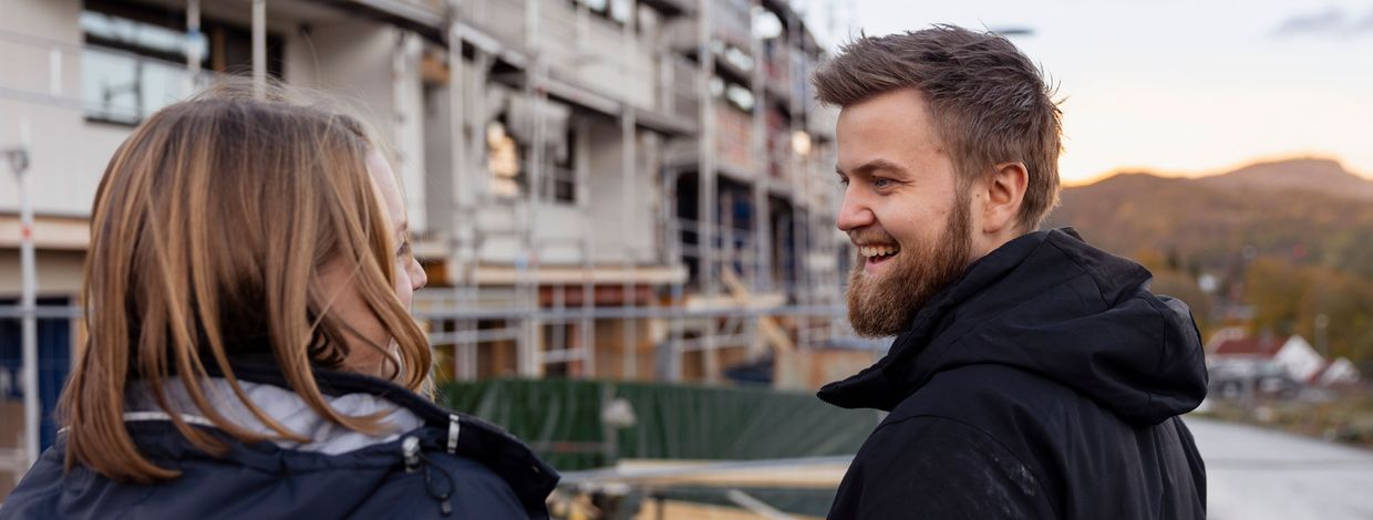 Bjarte og Tove Aaarstad utenfor sitt nye hjem på Hovemarka