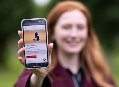 ung dame med mobiltelefon i hånden