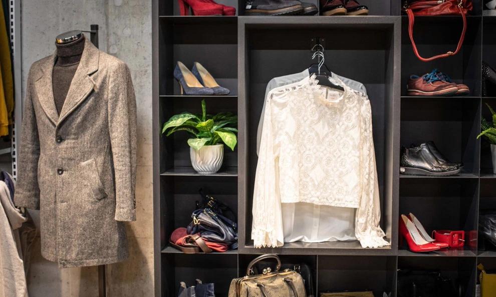 Dameklær i Fretex Fridas Hage