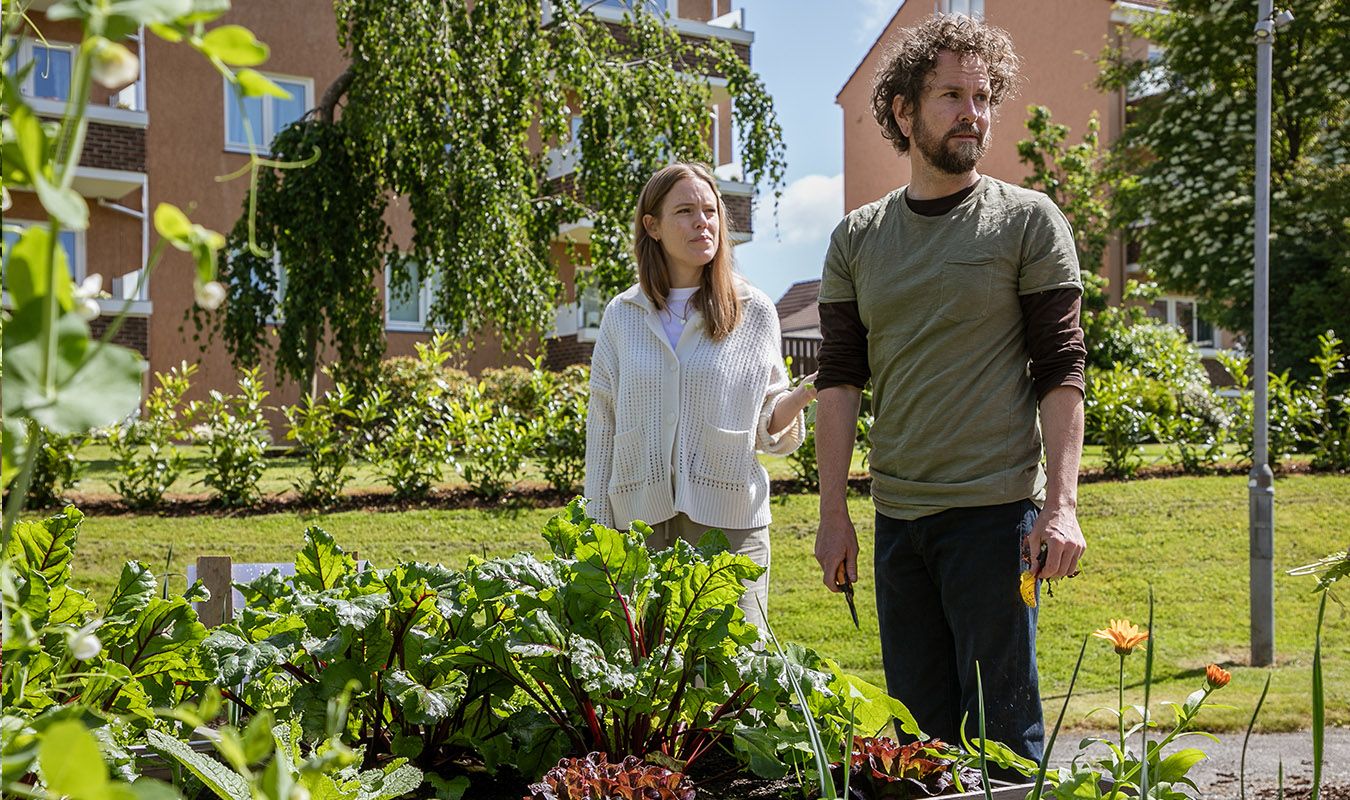 Beboere i Misjonsmarka står i kjøkkenhagen
