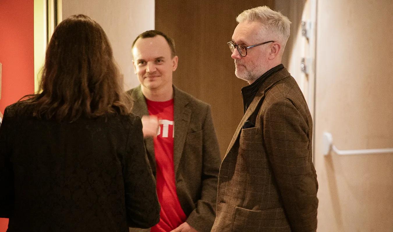 Bjarte Bøe Alræk i samtale med Bate-ansatte.